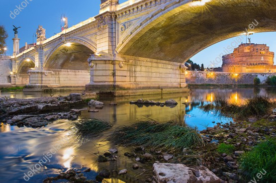Wzornik fototapety z widokiem na wspaniały, zabytkowy most Ponte Vittorio Emanuele II w Rzymie. Fototapeta do pokoju dziennego, sypialni, salonu, biura, gabinetu, przedpokoju i jadalni.