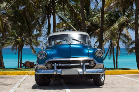 Wzornik fototapety z amerykańskim samochodem, marki Chevrolet, zaparkowany przy plaży na Kubie. Fototapeta do pokoju młodzieżowego, salonu, sypialni, pokoju dziennego, gabinetu, biura.