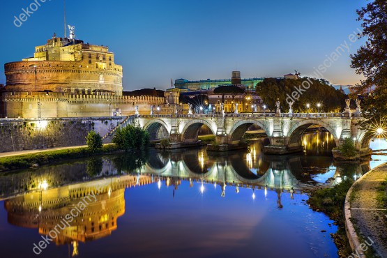 Wzornik fototapety z widokiem na Rzym nocą przedstawiająca oświetlony most prowadzący do zamku Świętego Anioła. Fototapeta do pokoju dziennego, młodzieżowego, sypialni, salonu, biura, gabinetu, przedpokoju i jadalni.