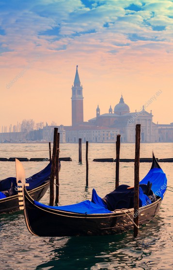 Wzornik fototapety z widokiem na łodzie nad rzeką, a w tle miasto Wenecja we Włoszech. Fototapeta na ścianę do sypialni, salonu, pokoju wypoczynkowego, biura.