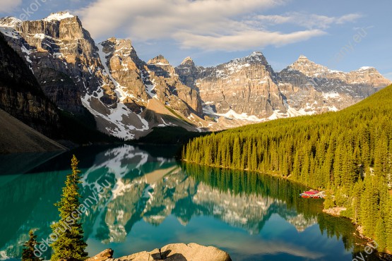 Wzornik fototapety z widokiem na jezioro Moraine i szczyty górskie w Park Narodowy Banff, w Kanadzie. Fototapeta przeznaczona do salonu, sypialni, pokoju młodzieżowego, gabinetu czy biura.