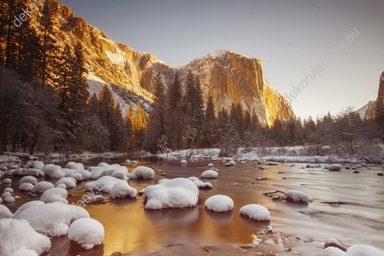 Wzornik fototapety ze wschodem słońca w Parku Narodowym Yosemite, w USA. Góry, las, rzeka i topniejący śnieg będą ładnie prezentować się na ścianie salony, sypialni, pokoju młodzieżowego, biura, czy gabinetu.