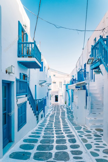 Wzornik, fototapeta z widokiem na biało-niebieskie uliczki słonecznej Grecji. Fototapeta do pokoju dziennego, sypialni, salonu, biura, gabinetu, przedpokoju i jadalni.