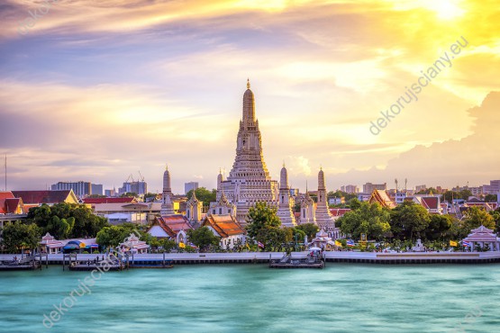 Wzornik fototapety z widokiem na Bangkok i buddyjska świątynię Wat Arun skąpana w promieniach porannego słońca w Tajlandii. Fototapeta do pokoju dziennego, sypialni, salonu, biura, gabinetu, przedpokoju i jadalni.