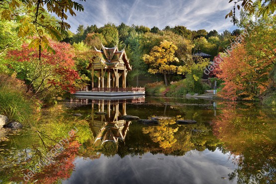 Wzornik fototapety z widokiem na fantazyjną, tajską świątynię na jeziorze, otoczoną barwnymi, jesiennymi drzewami. Fototapeta do pokoju dziennego, sypialni, salonu, biura, gabinetu, przedpokoju i jadalni.