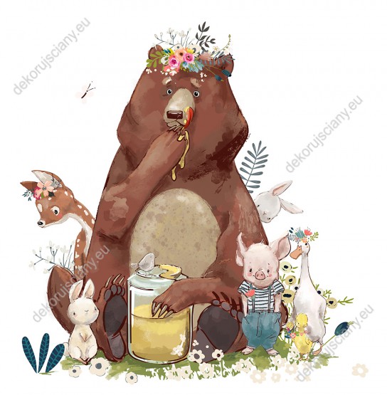 Wzornik fototapety do pokoju dziecięcego przedstawia grupę zaprzyjaźnionych zwierząt, na leśnej polanie. Zwierzęta na fototapecie to sarna, króliczki, świnka, kaczuszka, gęś i duży miś, w kwiatowej koronie, jedzący miód.