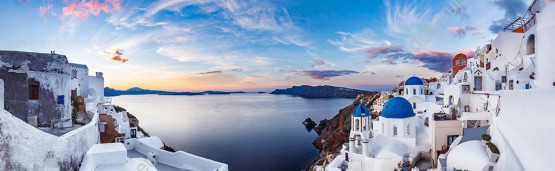 Wzornik fototapety przedstawia wspaniały panoramiczny widok na grecką wyspę Santorini o wschodzie słońca. Fototapeta do pokoju dziennego, sypialni, salonu, biura, gabinetu, przedpokoju i jadalni.