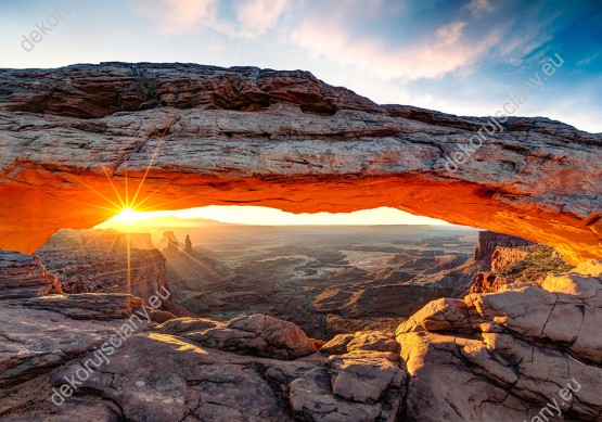 Wzornik fototapety do pokoju młodzieżowego, salonu, sypialni, pokoju dziennego, gabinetu, biura, przedpokoju. Zachód słońca na tle Mesa Arch, skalnego łuku spoczywającego na krawędzi przepaści, tworzącego jakby bramę do świata kanionów, USA.