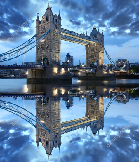 Wzornik fototapety z widokiem na Londyński most Tower Bridge z odbiciem w lustrze wody, o zmierzchu. Fototapeta do pokoju dziennego, młodzieżowego, sypialni, salonu, biura, gabinetu, przedpokoju i jadalni.