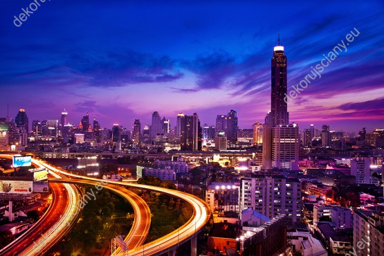 Wzornik fototapety z widokiem na oświetlone miasto Bangkok nocą, Tajlandia. Fototapeta do pokoju dziennego, młodzieżowego, sypialni, salonu, biura, gabinetu, przedpokoju i jadalni.