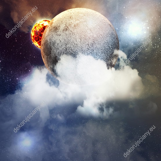 Wzornik fototapety z motywem kosmosu przedstawia Księżyc w chmurach gazowych a za nim ogniste Słońce. Fototapeta do pokoju dziennego, młodzieżowego, sypialni, salonu, biura, gabinetu, przedpokoju i jadalni.