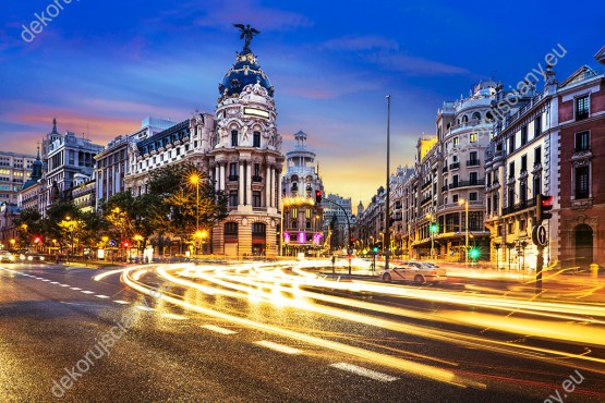 Wzornik fototapety z widokiem na jasno oświetlone centrum miasta Madryt w Hiszpanii. Fototapeta do pokoju dziennego, młodzieżowego, sypialni, salonu, biura, gabinetu, przedpokoju i jadalni.
