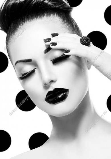 Wzornik czarno-białej fototapety z motywem pięknej kobiety z czarnymi ustami i paznokciami. Tapeta przeznaczona na ścianę do gabinetu lub sypialni.