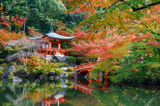 Wzornik fototapety z widokiem na świątynie i jesienny las w Japonii. Fototapeta do salonu, sypialni, pokoju dziennego, gabinetu, biura, przedpokoju.