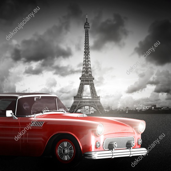 Wzornik fototapety przedstawia czerwony retro samochód, na tle wieży Eiffla i szarego nieba we Francji. Fototapeta do pokoju dziennego, młodzieżowego, sypialni, salonu, biura, gabinetu, przedpokoju i jadalni.