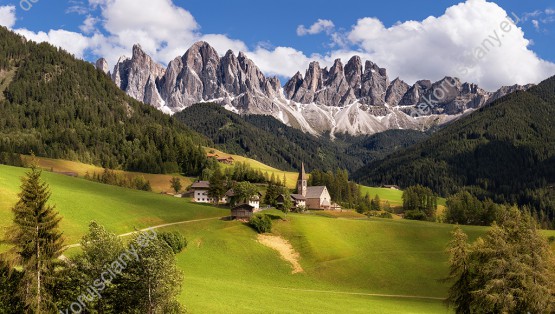 Wzornik fototapety z widokiem górskich szczytów Dolomitów w Alpach. Fototapeta do salonu, sypialni, biura, gabinetu, przedpokoju, jadalni.