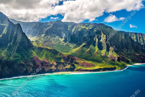 Wzornik fototapety z górskim wybrzeże na wyspie Kauai, na Hawajach. Rodzaj takiej fototapety świetnie sprawdzi się w pokoju dziennym, salonie, sypialni, przedpokoju, jadalni, biurze.