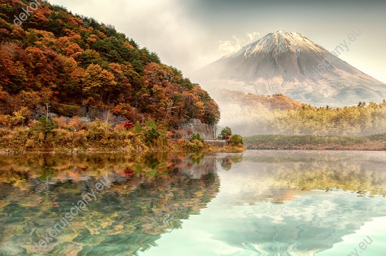 Wzornik obrazu z jesienną aurą przedstawiający widok na Górę Fuji i barwnych, jesiennych drzew z odbiciem w wodach spokojnego jeziora w Japonii. Obraz do pokoju dziennego, sypialni, salonu, biura, gabinetu, przedpokoju i jadalni.