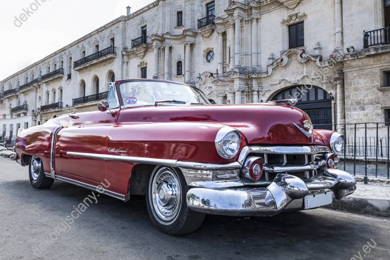 Wzornik obrazu przedstawiający zabytkowy, czerwony samochód jadący po ulicach Hawany, na Kubie. Obraz do pokoju dziennego, sypialni, salonu, biura, gabinetu, przedpokoju.