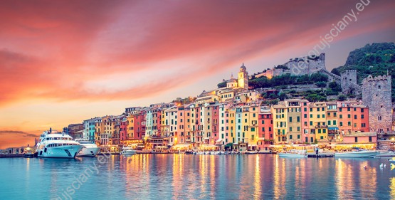 Wzornik obrazu z widokiem na krajobraz Włoskiego portu Porto Venere skąpany w malowniczych kolorach zachodzącego słońca. Obraz do pokoju dziennego, sypialni, salonu, biura, gabinetu, przedpokoju i jadalni.