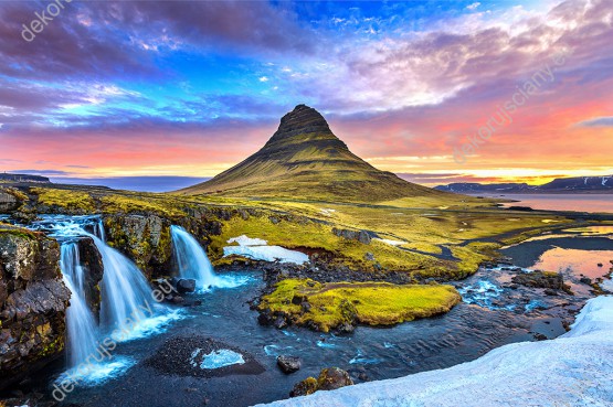 Wzornik obrazu z widokiem na krajobraz wodospadu na Islandii i góry Kirkjufell w pięknej scenerii wschodzącego słońca. Obraz do pokoju dziennego, sypialni, salonu, biura, gabinetu, przedpokoju i jadalni.
