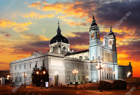 Wzornik obrazu z widokiem katedry Santa Maria la Real de La Almudena o zachodzie słońca w Madrycie. Obraz do pokoju dziennego, sypialni, salonu, biura, gabinetu, przedpokoju i jadalni.