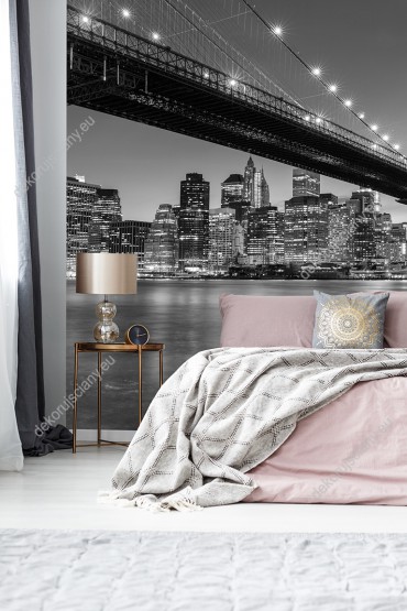 Wizualizacja, czarno-biała fototapeta z mostem Brooklyńskim nocą w Nowy Jork. Nowoczesna fototapeta świetnie sprawdzi się w pokoju dziennym, salonie, sypialni, przedpokoju, jadalni, biurze oraz pokoju młodzieżowym.