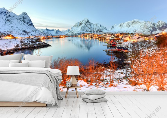 Wizualizacja fototapety z zimową aurą przedstawiająca ośnieżone góry, jezioro i czerwone krzewy zdobiące norweski krajobraz. Fototapeta do pokoju dziennego, sypialni, salonu, biura, gabinetu, przedpokoju i jadalni.