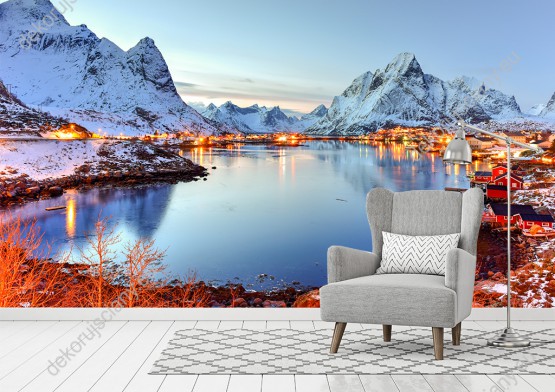 Wizualizacja fototapety o porze zimowej przedstawiająca ośnieżone góry, jezioro i czerwone krzewy zdobiące norweski krajobraz. Fototapeta do pokoju dziennego, sypialni, salonu, biura, gabinetu, przedpokoju i jadalni.