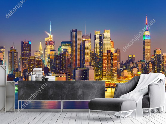 Wizualizacja pięknej fototapety z dzielnicą miasta Manhattan w Nowym Jorku. Nocna sceneria ładnie będzie wyglądać na ścianie pokoju młodzieżowego, salonu, sypialni, biura, czy gabinetu.