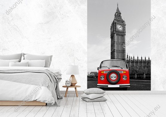 Wizualizacja fototapety z widokiem na czerwony samochód VW ogórek, na tle Big Bena w Londynie. Fototapeta do pokoju dziennego, młodzieżowego, sypialni, salonu, biura, gabinetu, przedpokoju i jadalni.