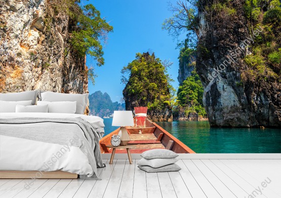 Wizualizacja fototapety przedstawia wycieczkę łodzią przez wody malowniczej Tajlandii. Fototapeta do pokoju dziennego, sypialni, salonu, biura, gabinetu, przedpokoju i jadalni.