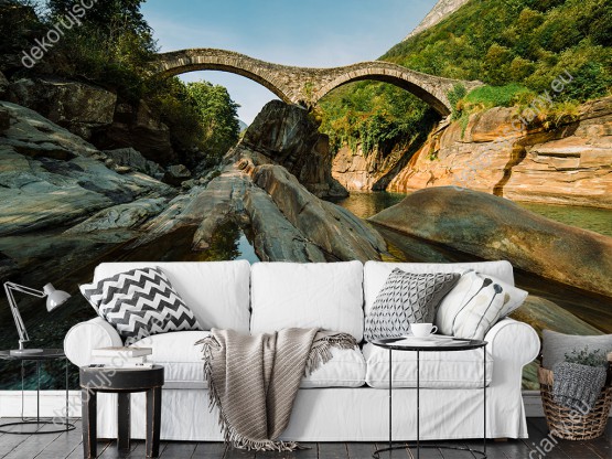 Wizualizacja fototapety z kamiennym mostem nad rzeką Lavertezzo w Szwajcarii. Fototapeta do pokoju dziennego, sypialni, salonu, biura, gabinetu, przedpokoju i jadalni.