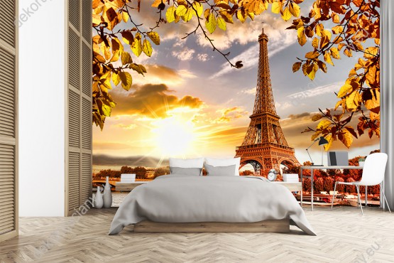 Wizualizacja fototapety z widokiem Wieży Eiffela w Paryżu podczas jesiennej aury. Fototapeta będzie ładnie wyglądała na ścianie w pokoju młodzieżowym, dziennym, salonie, sypialni, jadalni czy biurze.