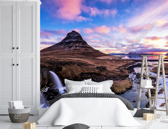 Wizualizacja fototapety z malowniczym widokiem na wschód słońca w górskim klimacie Islandii. Fototapeta do pokoju dziennego, sypialni, salonu, biura, gabinetu, przedpokoju i jadalni.