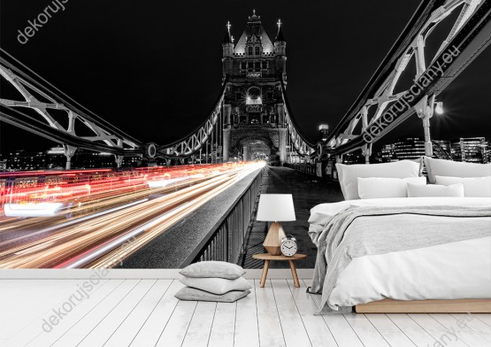 Wizualizacja fototapety z widokiem na most Tower Bridge nocą w czerni i bieli barwiony światłami samochodów, Anglia. Fototapeta do pokoju dziennego, młodzieżowego, sypialni, salonu, biura, gabinetu, przedpokoju i jadalni.