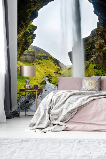 Wizualizacja fototapety z widokiem na krajobraz zielonej doliny, wodospadu i skał na Islandii. Fototapeta do pokoju dziennego, sypialni, salonu, biura, gabinetu, przedpokoju i jadalni.