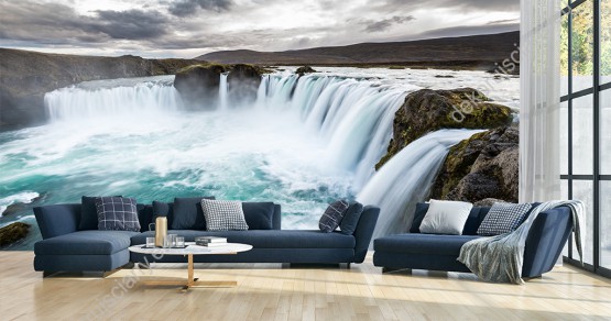 Wizualizacja fototapety z widokiem Wodospadu Bogów z lazurową wodą na Islandii. Fototapeta do pokoju dziennego, sypialni, salonu, biura, gabinetu, przedpokoju i jadalni.