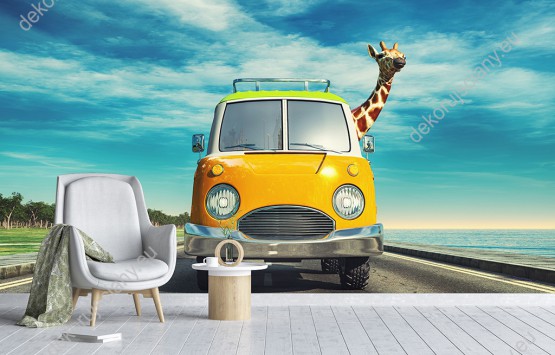 Wizualizacja fototapety do pokoju dziecięcego, młodzieżowego, salonu, sypialni, pokoju dziennego, przedpokoju. Ciekawa świata żyrafa wybrała się w podróż żółtym samochodem.