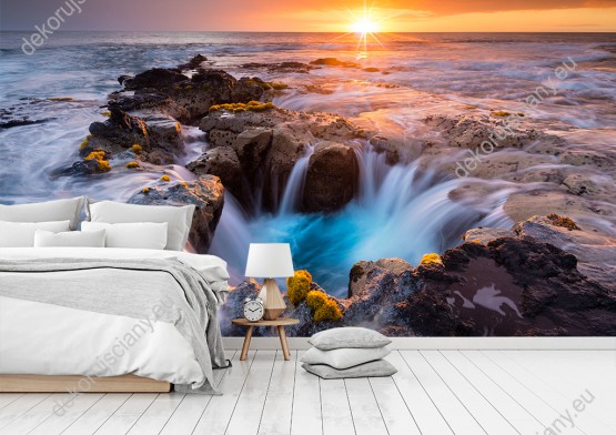 Wizualizacja fototapety z widokiem na cudowny krajobraz zachodzącego słońca nad Basenami raju, pięknymi wodospadami na Hawajach. Fototapeta do pokoju dziennego, sypialni, salonu, biura, gabinetu, przedpokoju i jadalni.