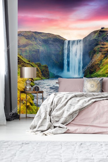 Wizualizacja fototapety z widokiem na górski wodospad wśród wiosennej zieleni w Islandii. Fototapeta do pokoju dziennego, sypialni, salonu, biura, gabinetu, przedpokoju i jadalni.