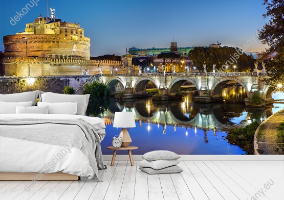 Wizualizacja fototapety z widokiem na Rzym nocą przedstawiająca oświetlony most prowadzący do zamku Świętego Anioła. Fototapeta do pokoju dziennego, młodzieżowego, sypialni, salonu, biura, gabinetu, przedpokoju i jadalni.