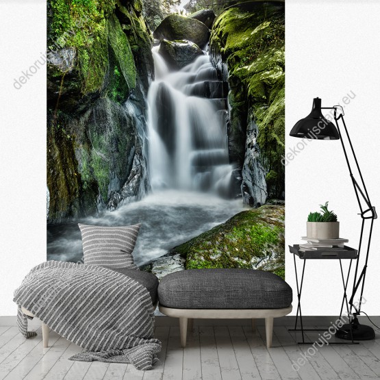Wizualizacja fototapety z pięknym wodospadem Usina w Rio de Janerio, płynącym po skałach obrośniętych mchem. Fototapeta przeznaczona do salonu, sypialni, pokoju młodzieżowego, gabinetu czy biura na wąską ścianę.