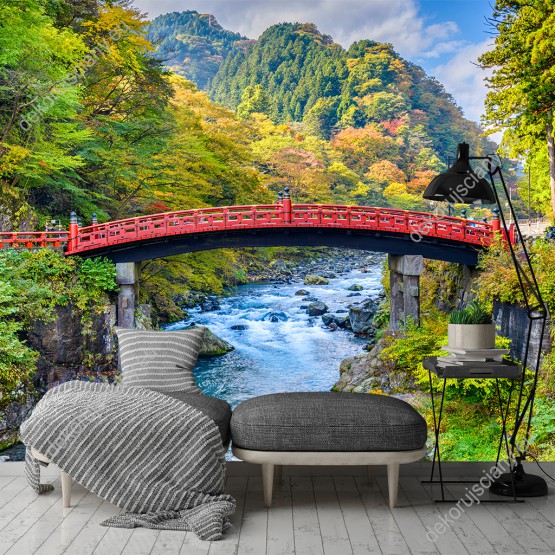 Wizualizacja fototapety z widokiem na czerwony most nad rzeką, wśród jesiennych, górskich lasów w Japonii. Fototapeta do pokoju dziennego, sypialni, salonu, biura, gabinetu, przedpokoju i jadalni.