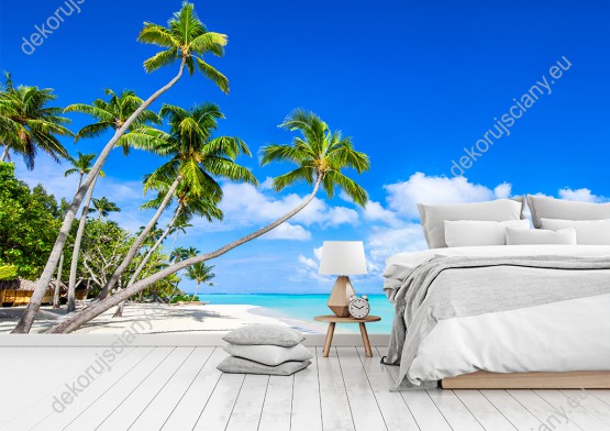 Wizualizacja fototapety z widokiem na przechylone, egzotyczne palmy na tropikalnej plaży. Fototapeta do pokoju dziennego, sypialni, salonu, biura, gabinetu, przedpokoju i jadalni.