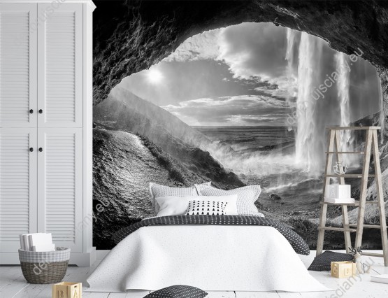 Wizualizacja czarno-białej fototapety z widokiem na wodospad z wnętrza jaskini. Fototapeta do pokoju dziennego, sypialni, salonu, biura, gabinetu, przedpokoju i jadalni.