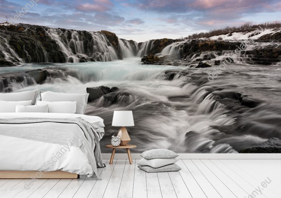 Wizualizacja fototapety z widokiem na szalejące wodospady Islandii spływające po kamieniach. Fototapeta do pokoju dziennego, sypialni, salonu, biura, gabinetu, przedpokoju i jadalni.