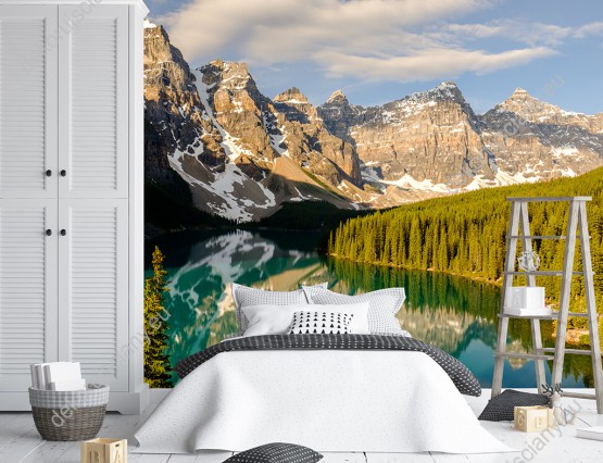 Wizualizacja fototapety z widokiem na jezioro Moraine i szczyty górskie w Park Narodowy Banff, w Kanadzie. Fototapeta przeznaczona do salonu, sypialni, pokoju młodzieżowego, gabinetu czy biura.