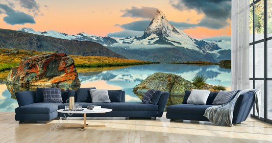 Wizualizacja fototapety z barwnym wschodem słońca nad szczytem górskim - Matterhorn, w Szwajcarii. Fototapeta przeznaczona do salonu, sypialni, pokoju młodzieżowego, gabinetu czy biura.