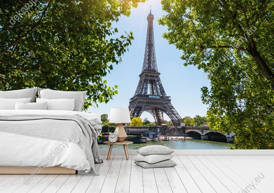 Wizualizacja pięknej fototapety z widokiem na Wieżę Eiffla nad rzeką Seine, wśród zielonych drzew, w Paryżu. Fototapeta do salonu, sypialni, pokoju dziennego, gabinetu, biura, przedpokoju.